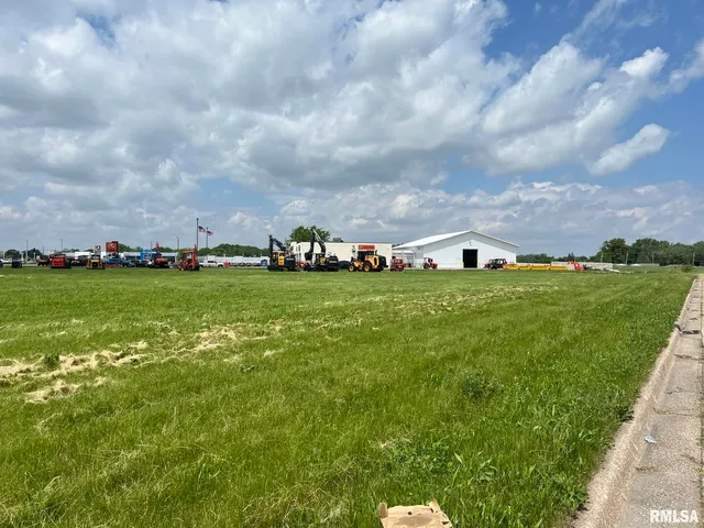 a view of yard with green space