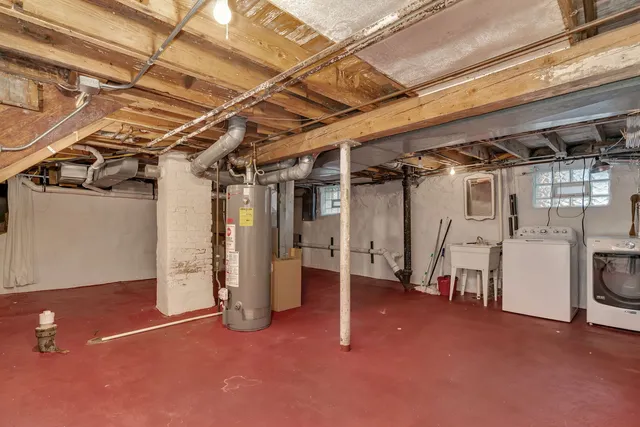 a view of empty room with washer and dryer