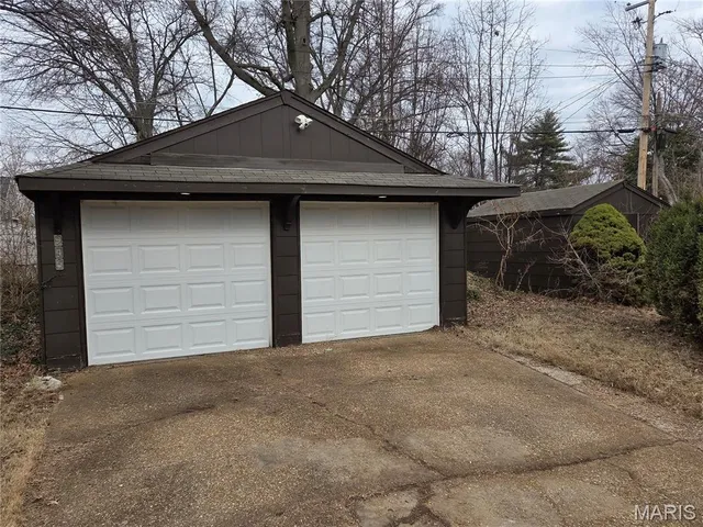 $117,500 | 945 Edgehill Drive, Ferguson, MO 63135