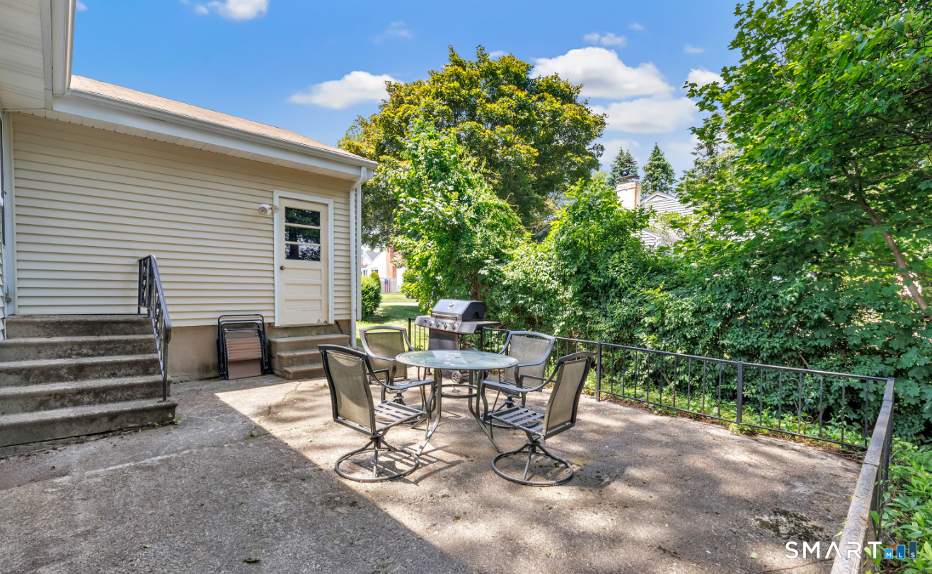 82 Crown Street Trumbull, CT 06611 - Photo 4 of 21