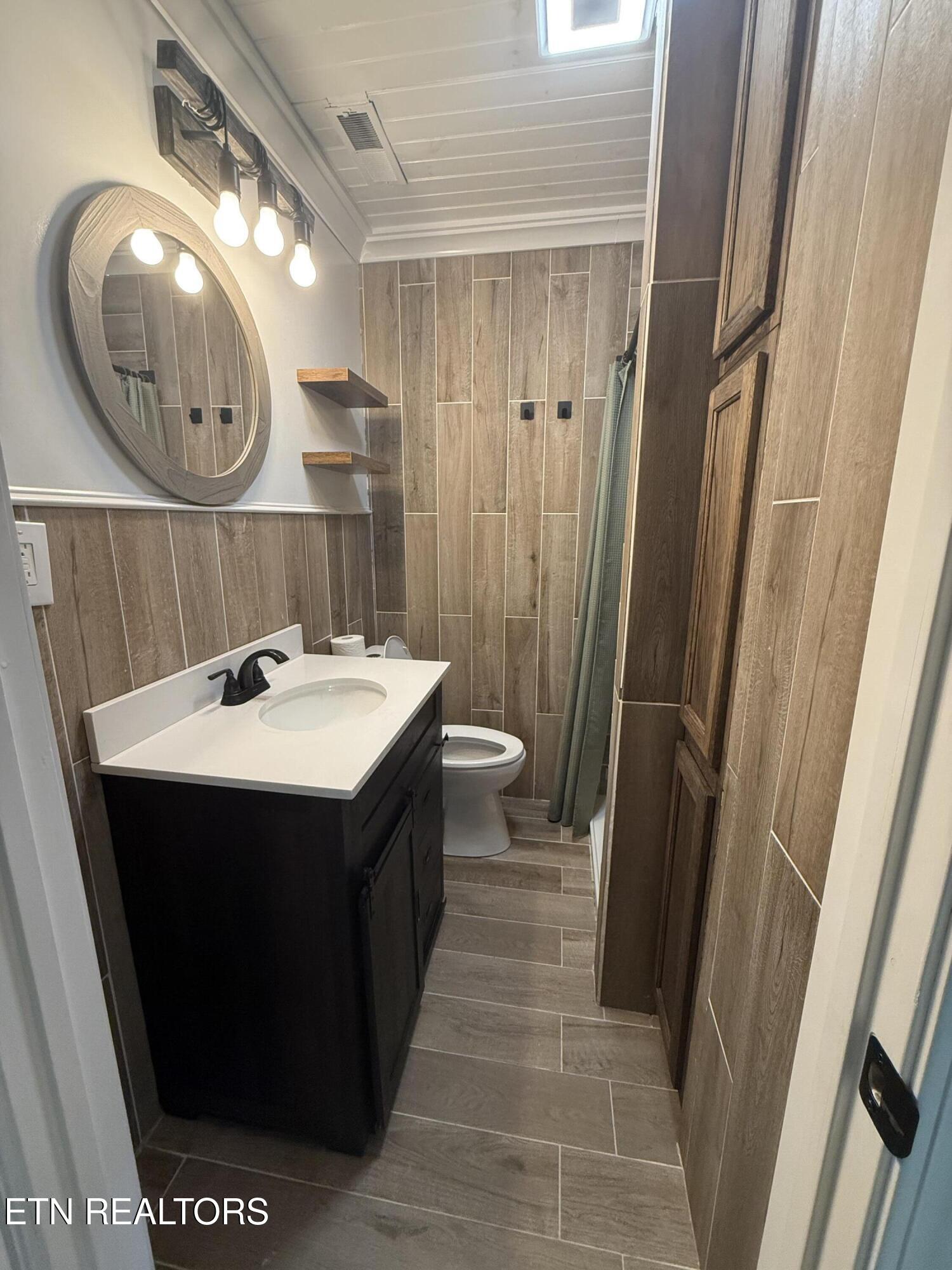 2850 Hodges Ferry Road Kodak, TN 37764 - Photo 15 of 35 Hall Bathroom