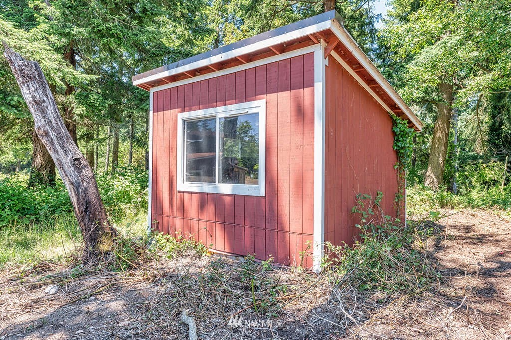 19102 Ridge Road Southwest Vashon, WA 98070 - Photo 25 of 29 a view of a house with backyard and garden