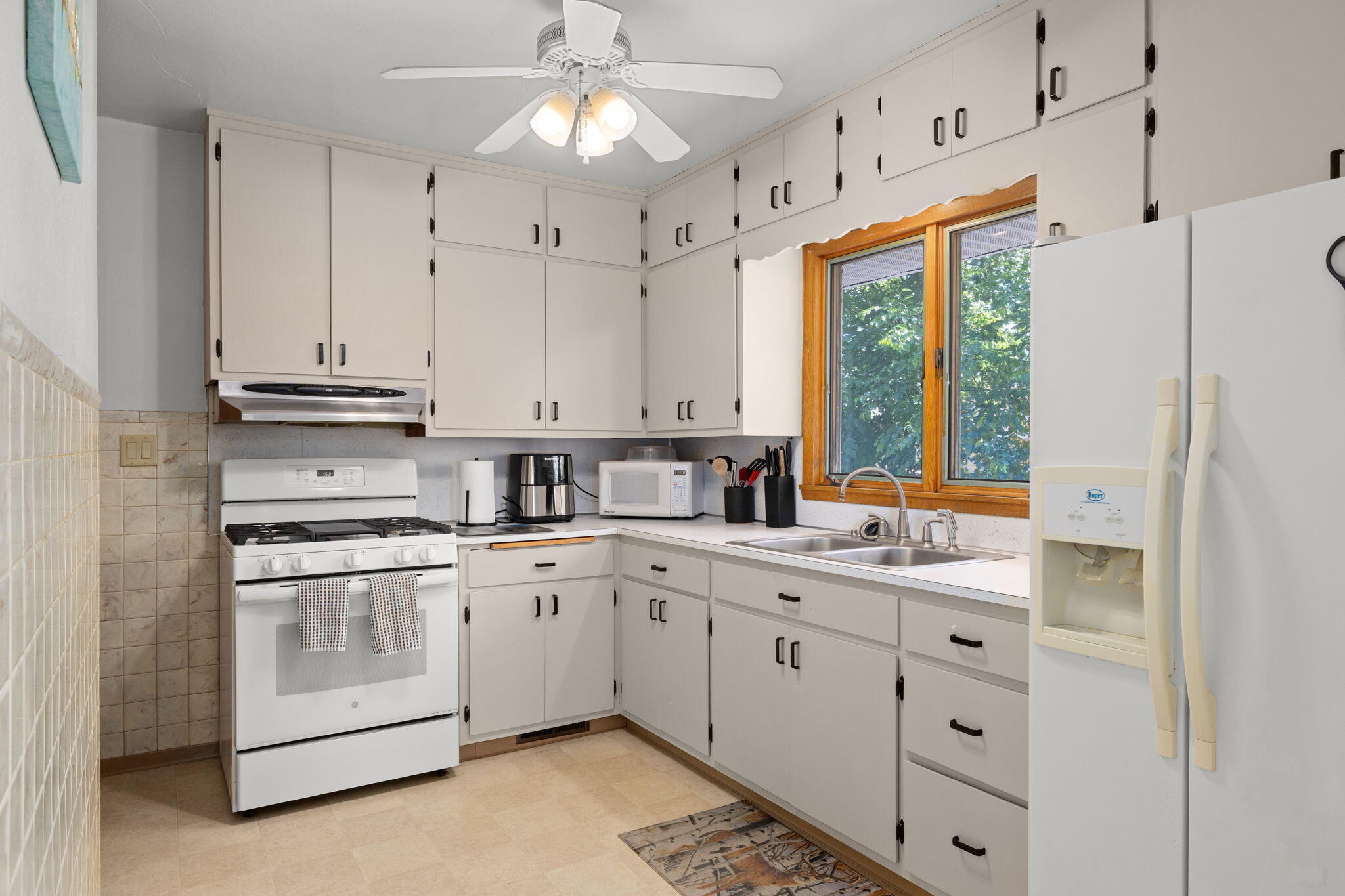 2920 George Street La Crosse, WI 54603 - Photo 5 of 17 Kitchen