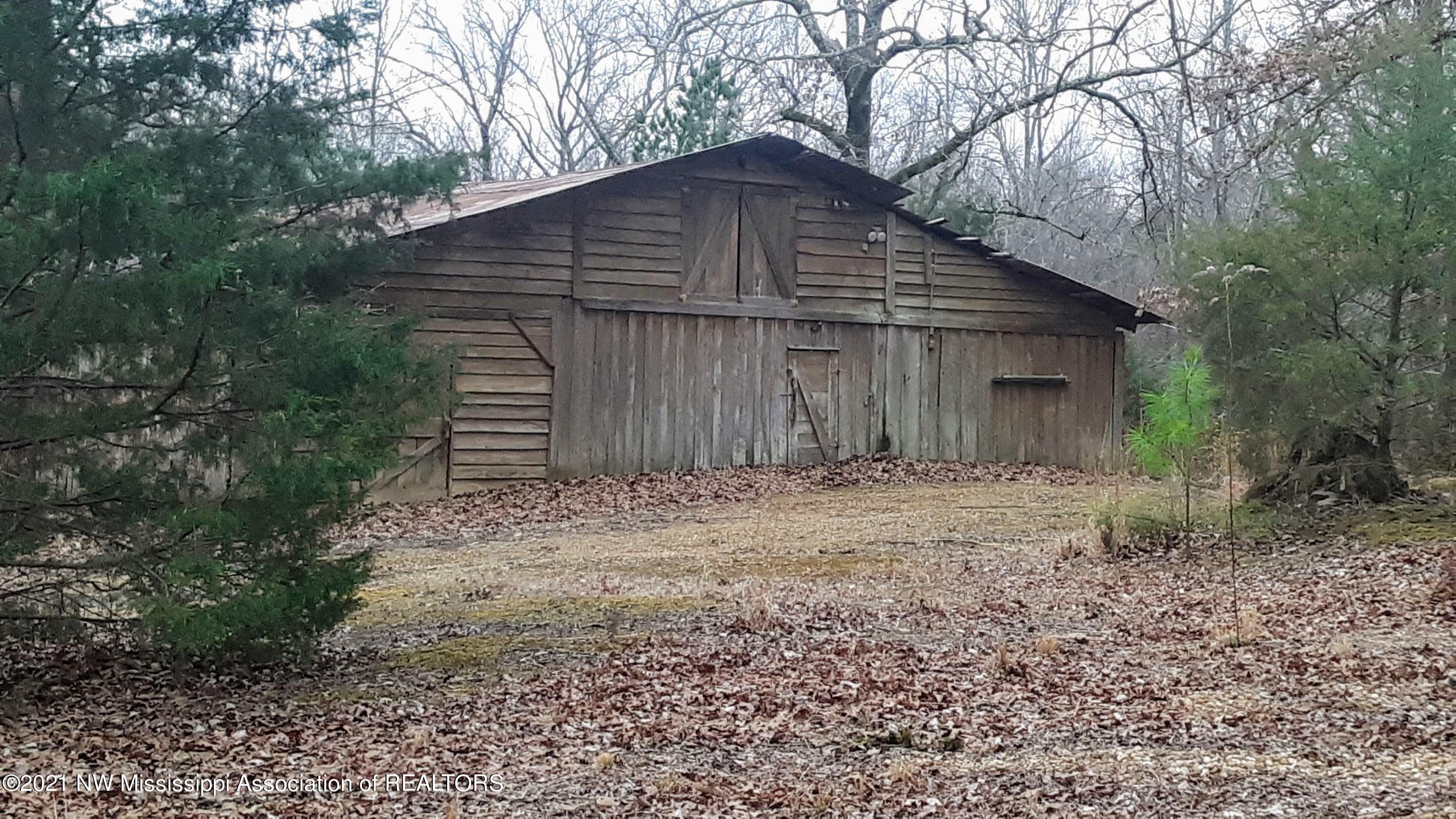 1065 South Red Banks Road Byhalia, MS 38611 - Photo 18 of 19 barn
