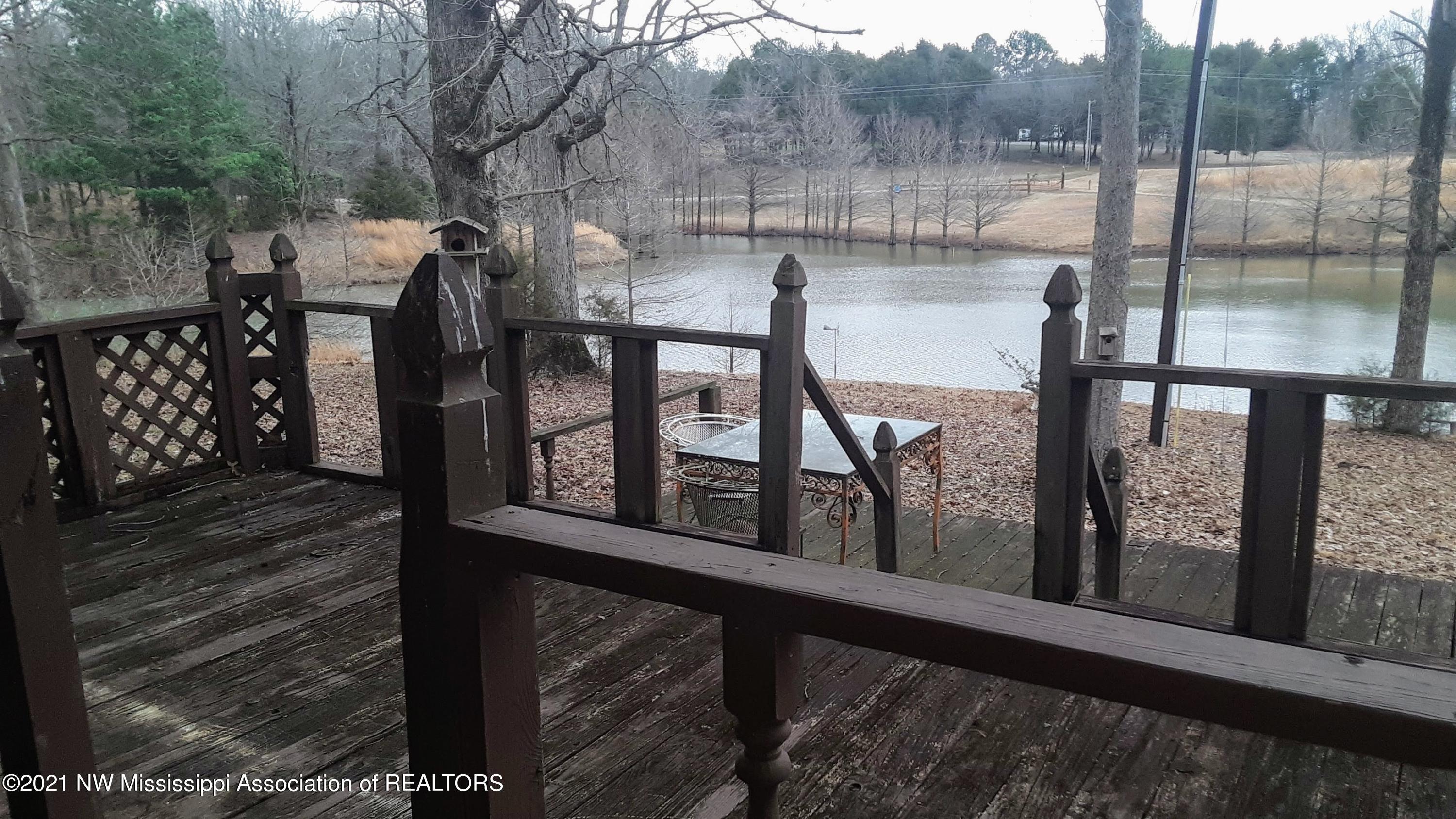 1065 South Red Banks Road Byhalia, MS 38611 - Photo 2 of 19 front porch view