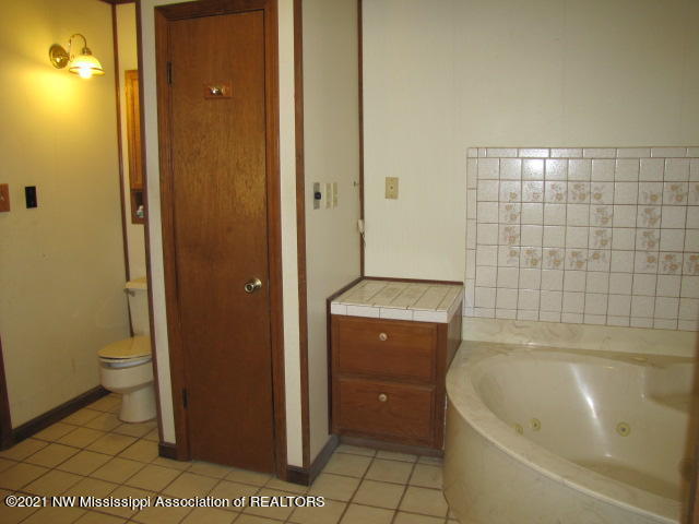 1065 South Red Banks Road Byhalia, MS 38611 - Photo 8 of 19 Master Bth
