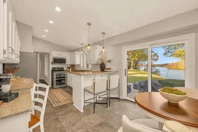 $2,500,000 | 34352 Valley Road, Delafield, WI 53066