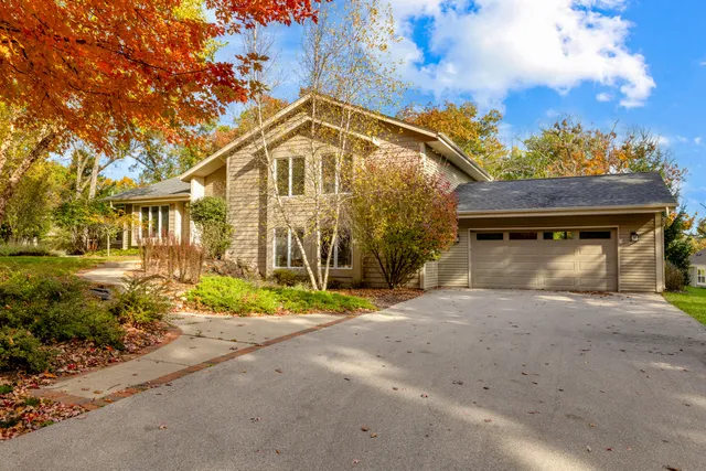 $2,500,000 | 34352 Valley Road, Delafield, WI 53066