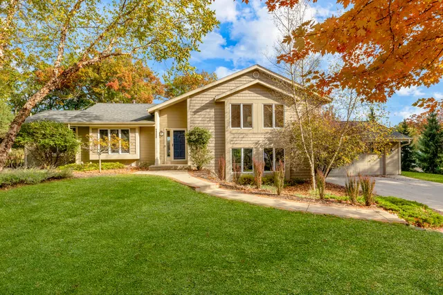 $2,500,000 | 34352 Valley Road, Delafield, WI 53066