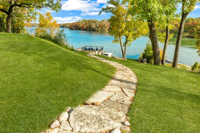 $2,500,000 | 34352 Valley Road, Delafield, WI 53066