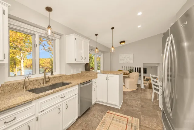 $2,500,000 | 34352 Valley Road, Delafield, WI 53066