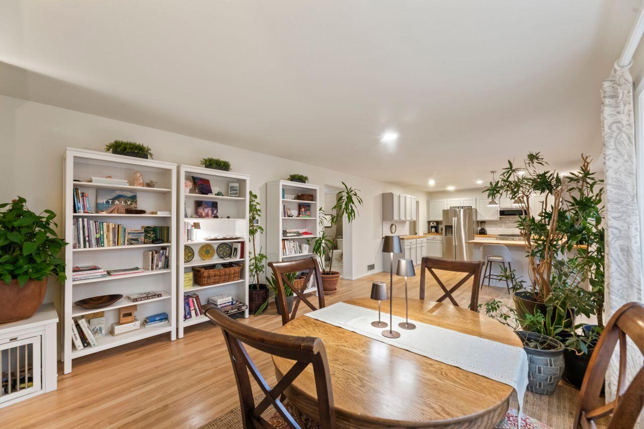 412 East Red Pine Circle Dousman, WI 53118 - Photo 25 of 33 Kitchen Dining Area