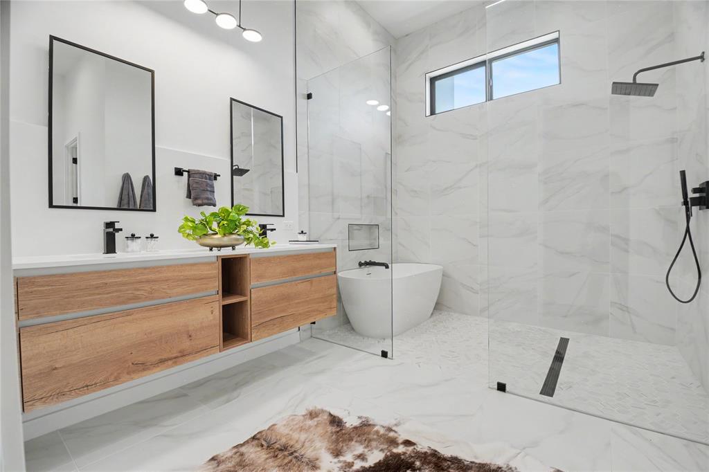 1111 Raiford Road, Unit 104 Carrollton, TX 75007 - Photo 14 of 30 a bathroom with a bathtub sink and mirror