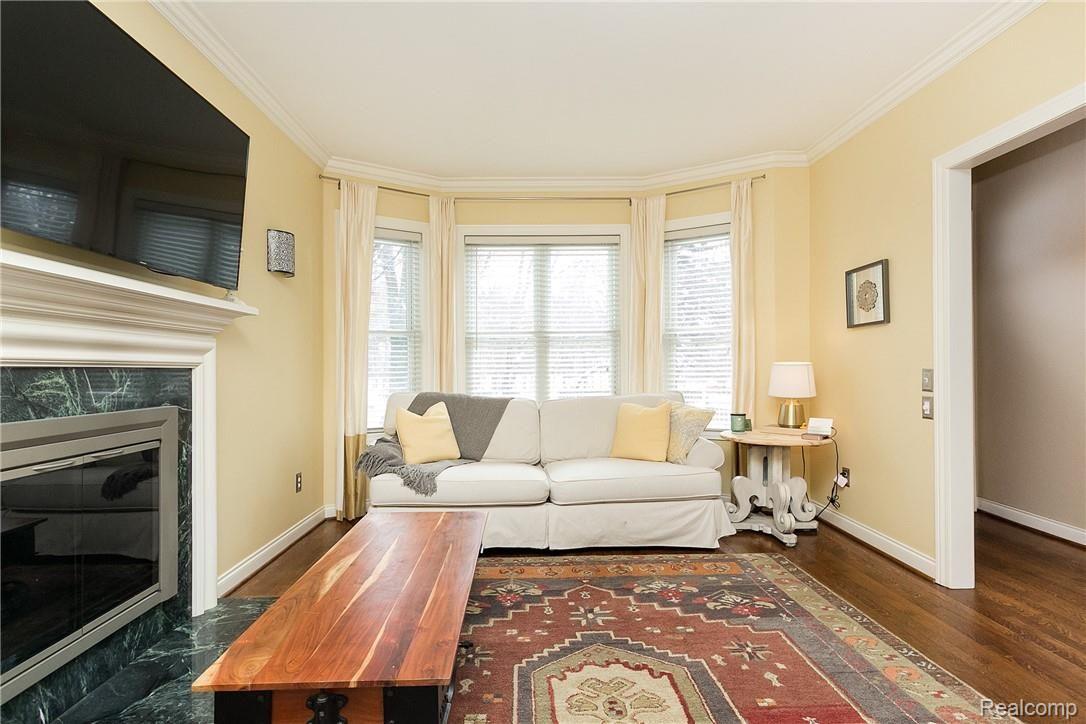 184 Moran Road Grosse Pointe, MI 48236 - Photo 10 of 40 Living Room