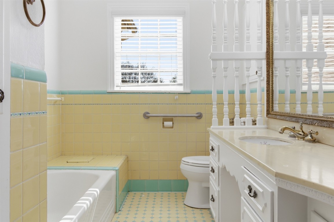 829 Bear Drive Timpson, TX 75975 - Photo 26 of 47 a bathroom with a sink a toilet and a bathtub