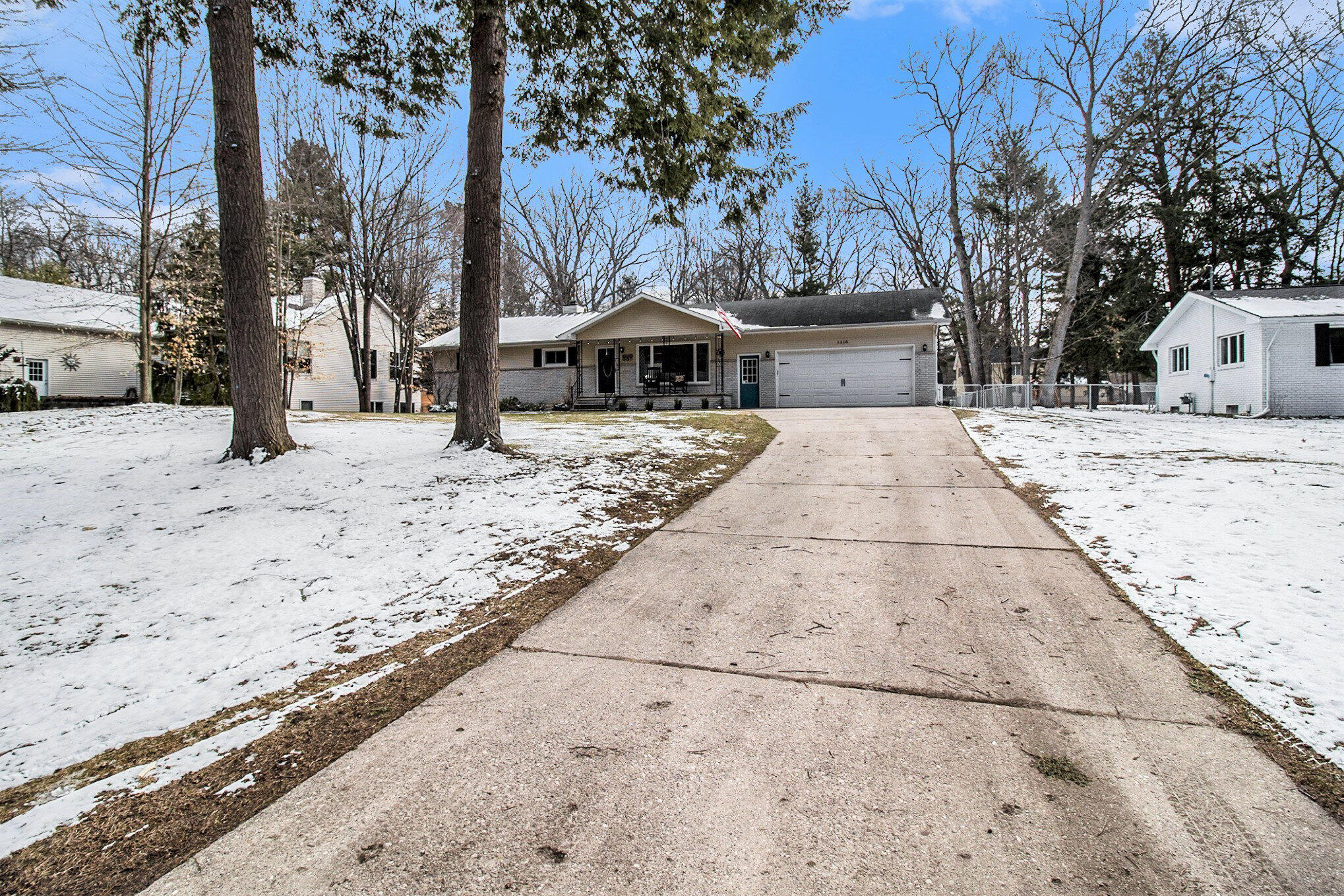 1318 North Lendale Street Ludington, MI 49431 - Photo 2 of 34 003_5r6a6812_318