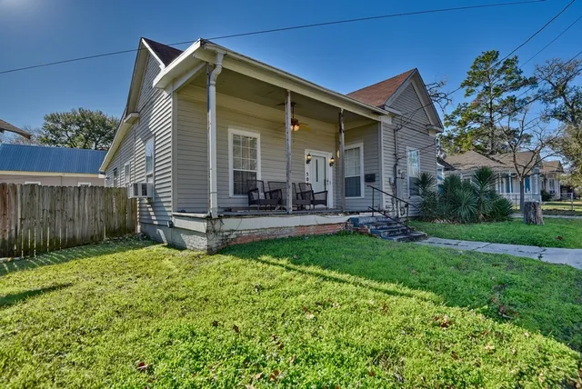 a view of a house with backyard and sitting area