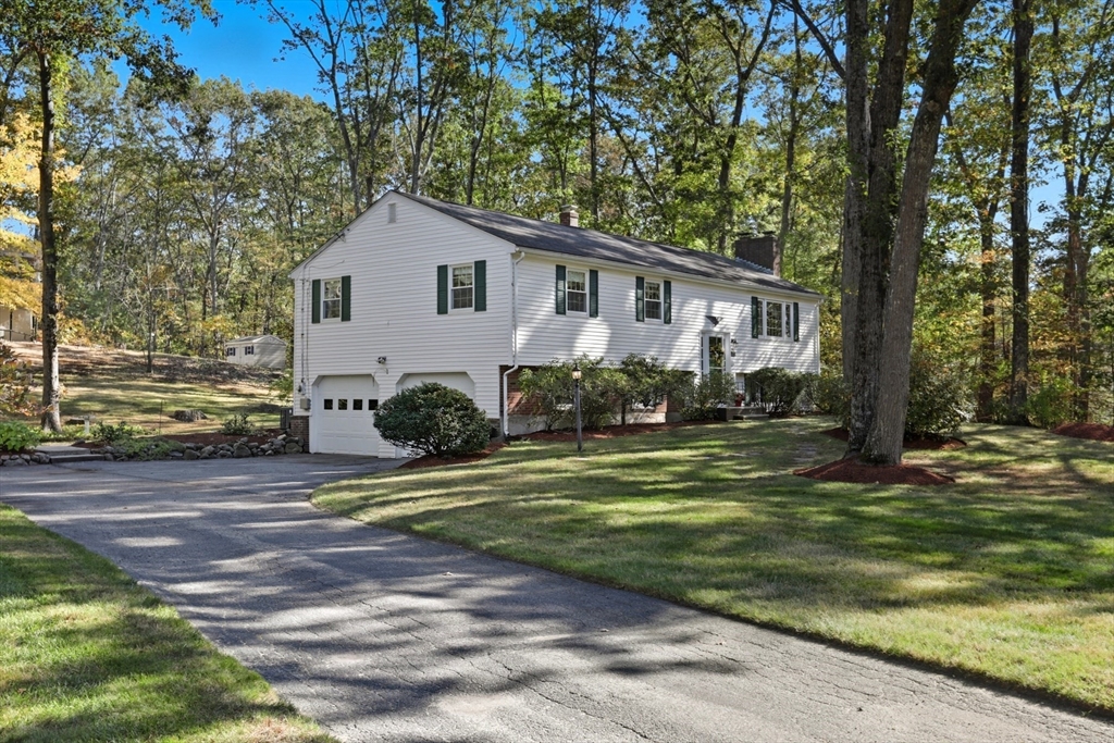 a view of a house with backyard