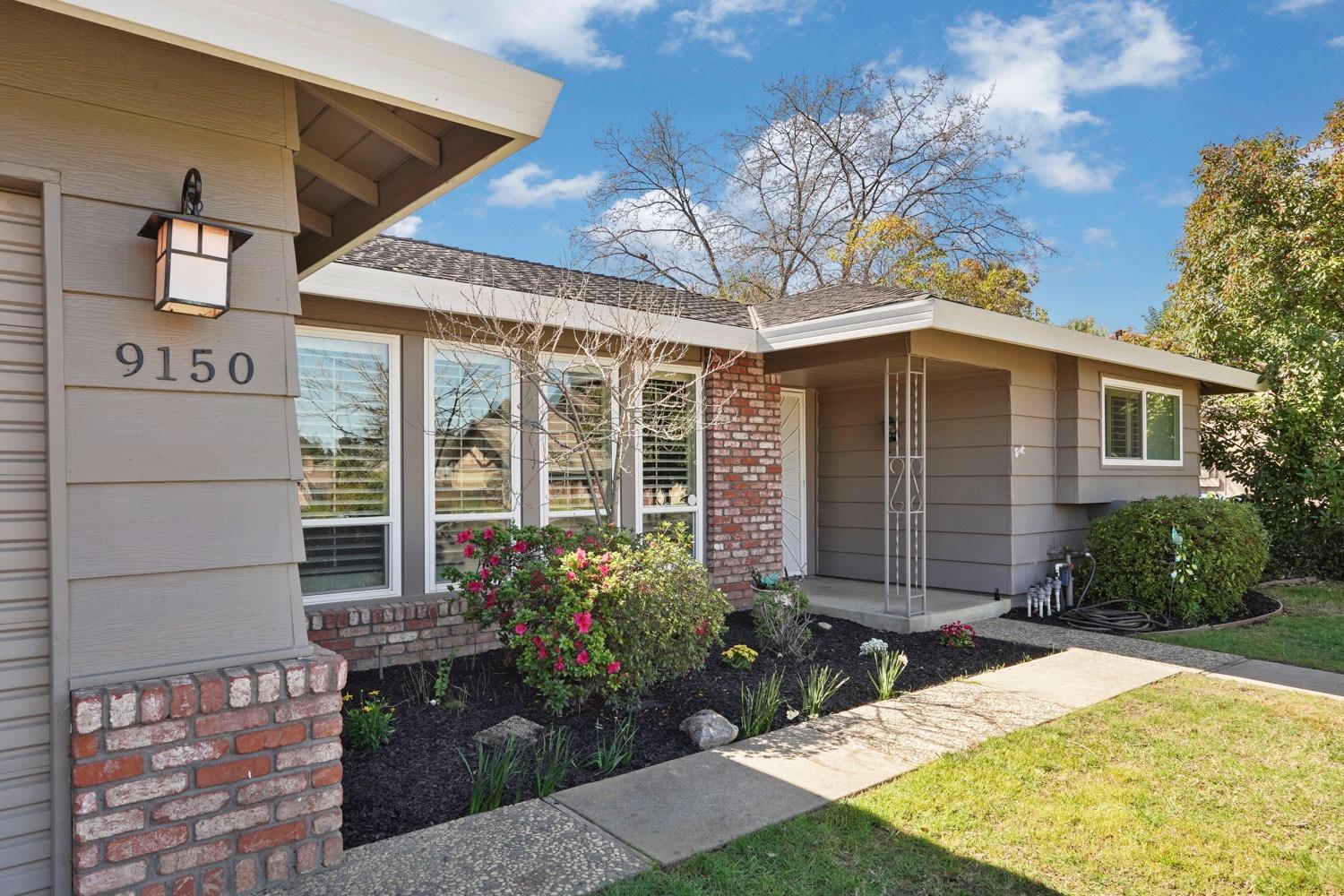 a view of a house with backyard and garden