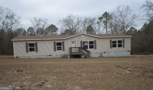 a view of a house with a backyard