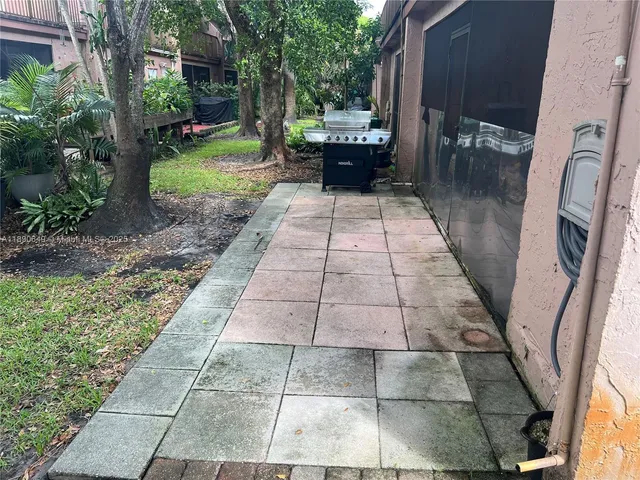 a view of entryway with patio
