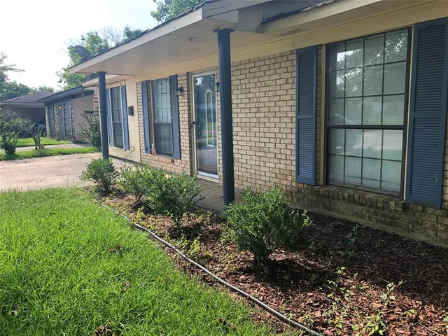 a view of a house with backyard and garden