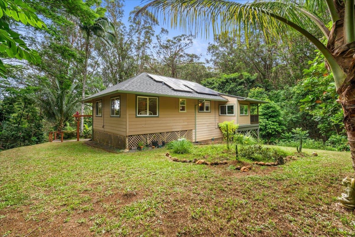 4510 Waha Place, Unit 2 Haiku, HI 96708 - Photo 32 of 36 a backyard of a house with lots of green space