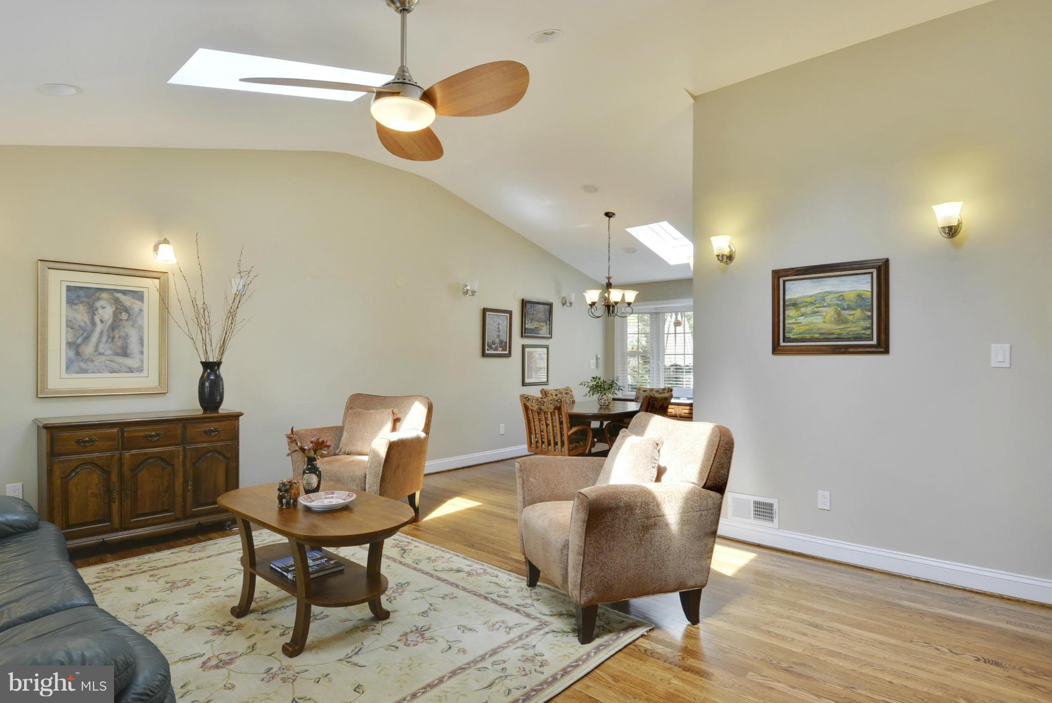 2102 Shenandoah Road Alexandria, VA 22308 - Photo 5 of 30 Living Room