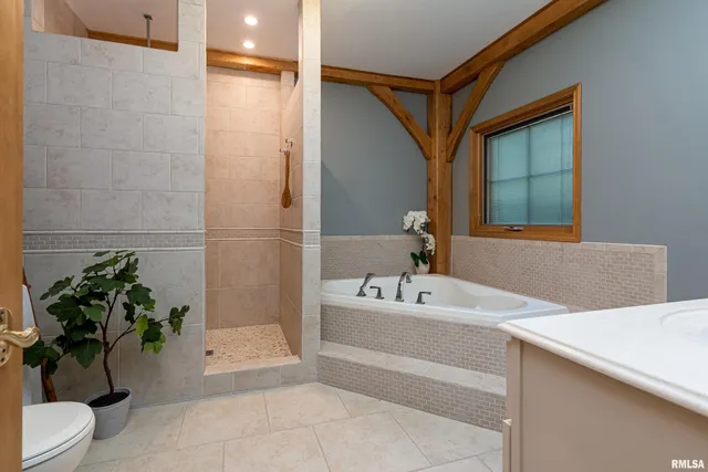 $815,000 | 1165 Lake Shore Drive North, Goreville, IL 62939