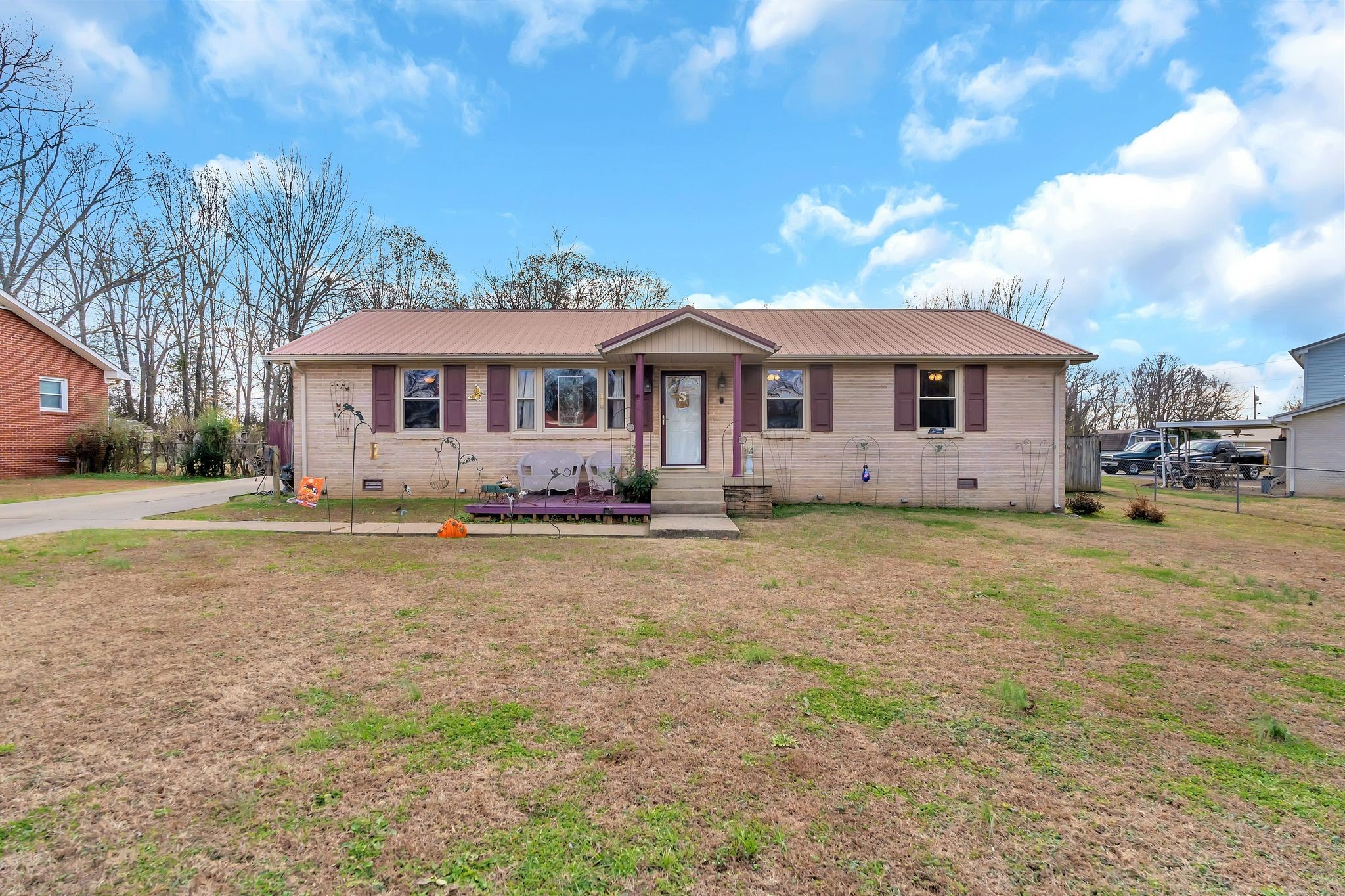 a view of a house with a yard