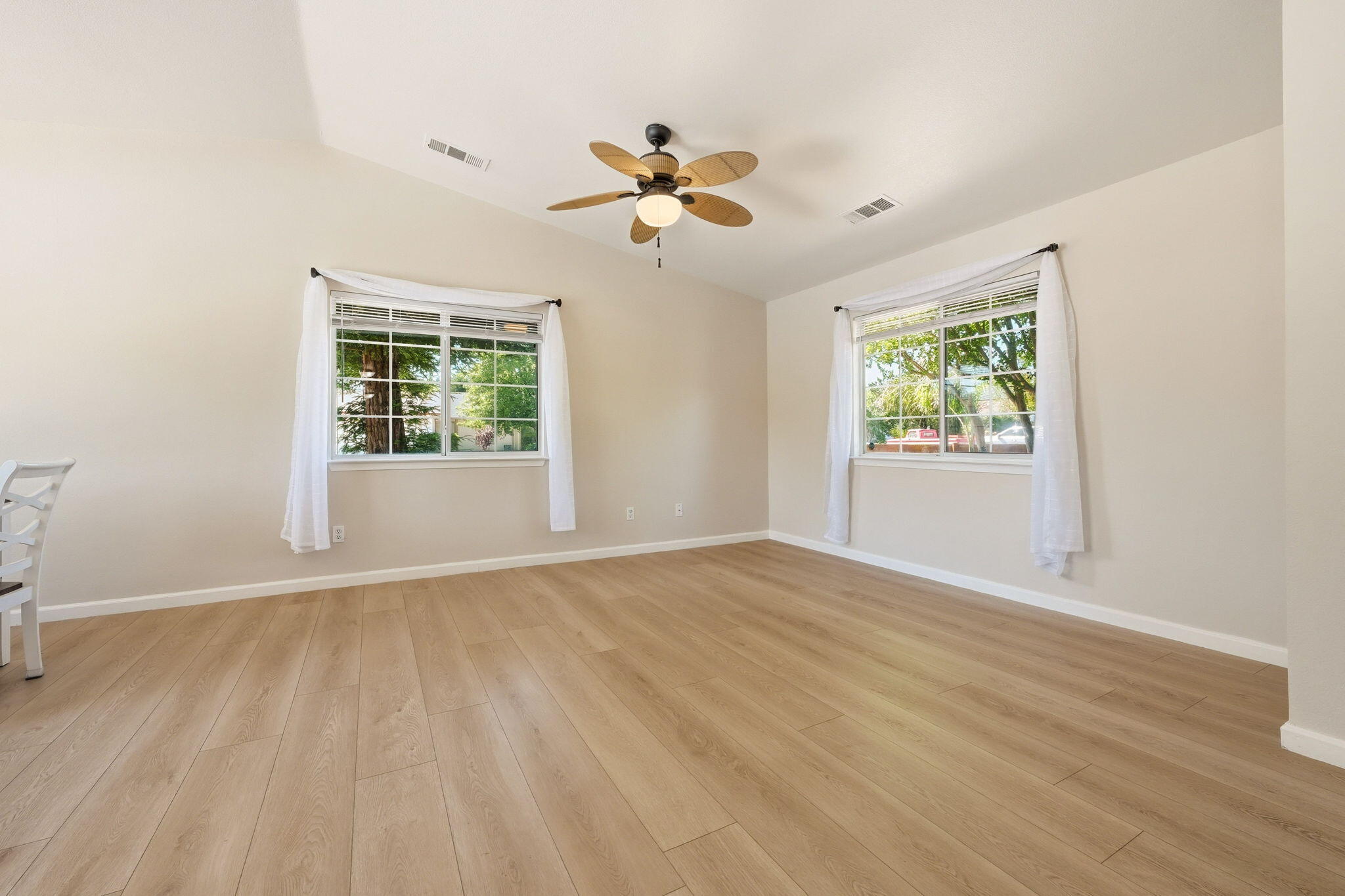 1803 Stetson Way Redding, CA 96003 - Photo 10 of 32 Family Room
