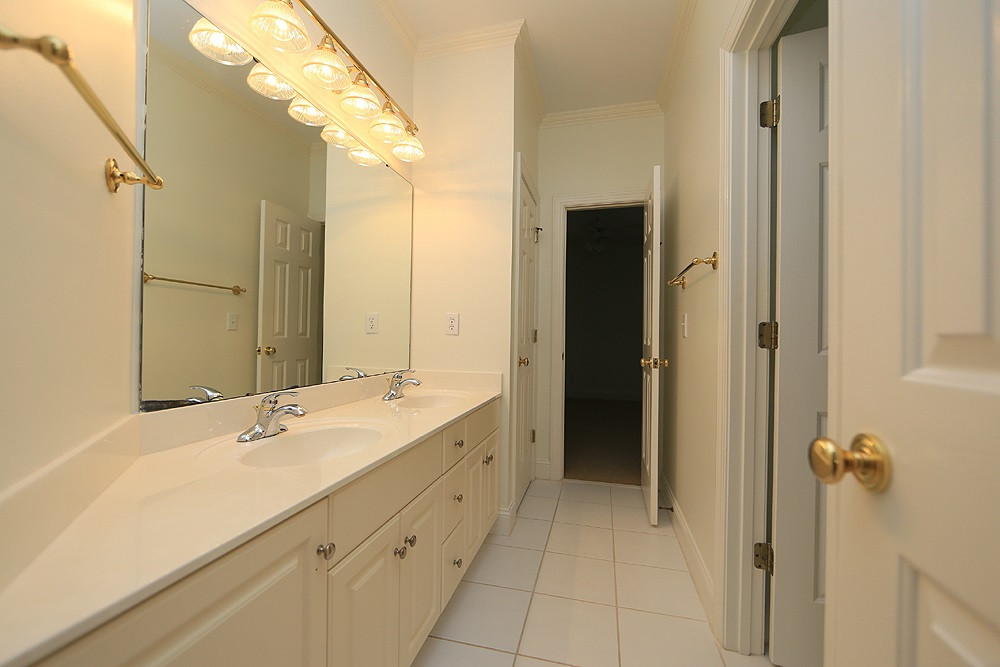 204 Buncombe Street Raleigh, NC 27609 - Photo 18 of 25 Shared 2nd floor bathroom