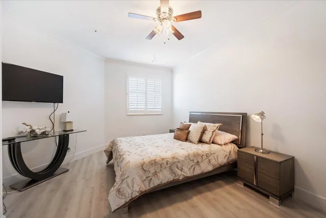 a en suite bathroom with double sink and a mirror