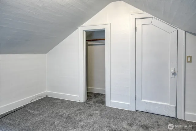 a view of empty room with window