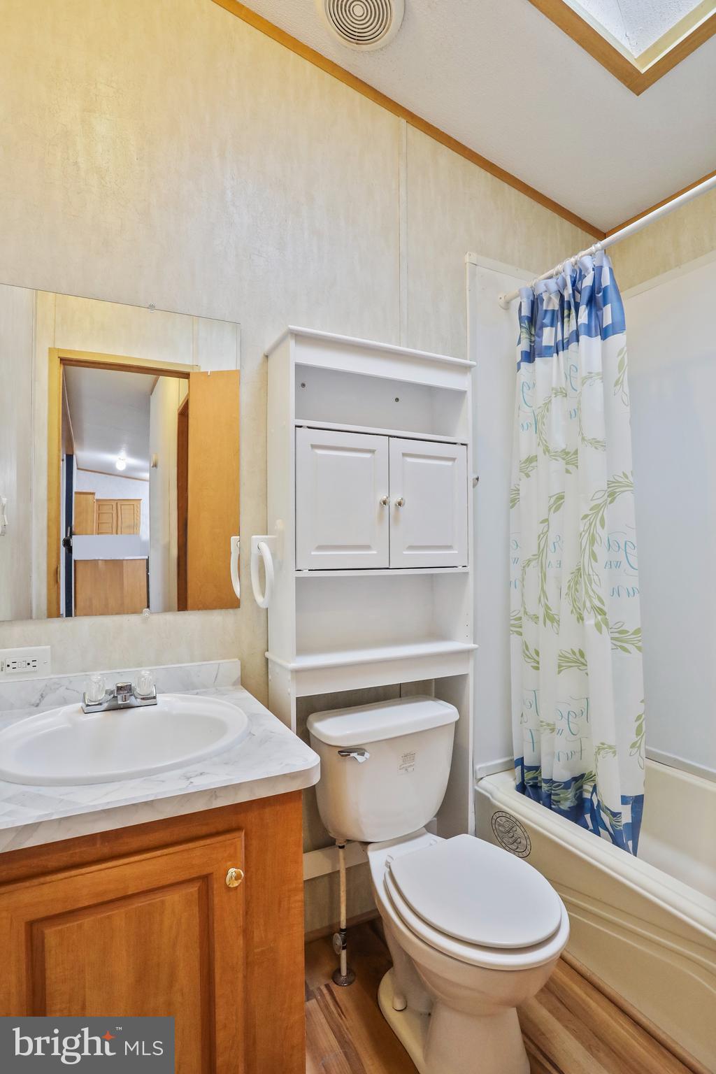 16913 Alcott Road Hagerstown, MD 21740 - Photo 24 of 31 Full bathroom.