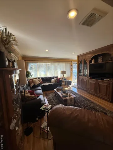 $799,999 | 6 Lee Place, Old Bethpage, NY 11804