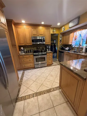 $799,999 | 6 Lee Place, Old Bethpage, NY 11804