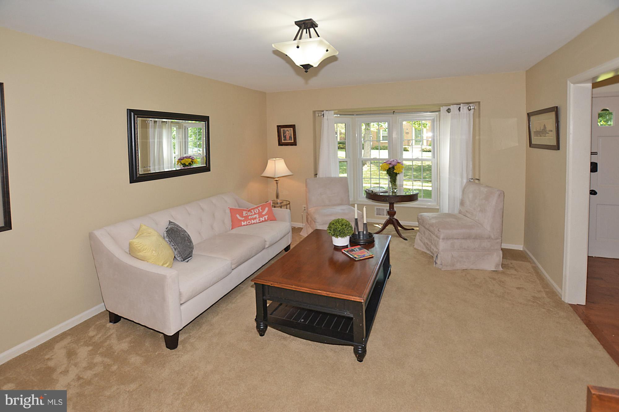 5952 Seabright Road Springfield, VA 22152 - Photo 3 of 30 Living Room