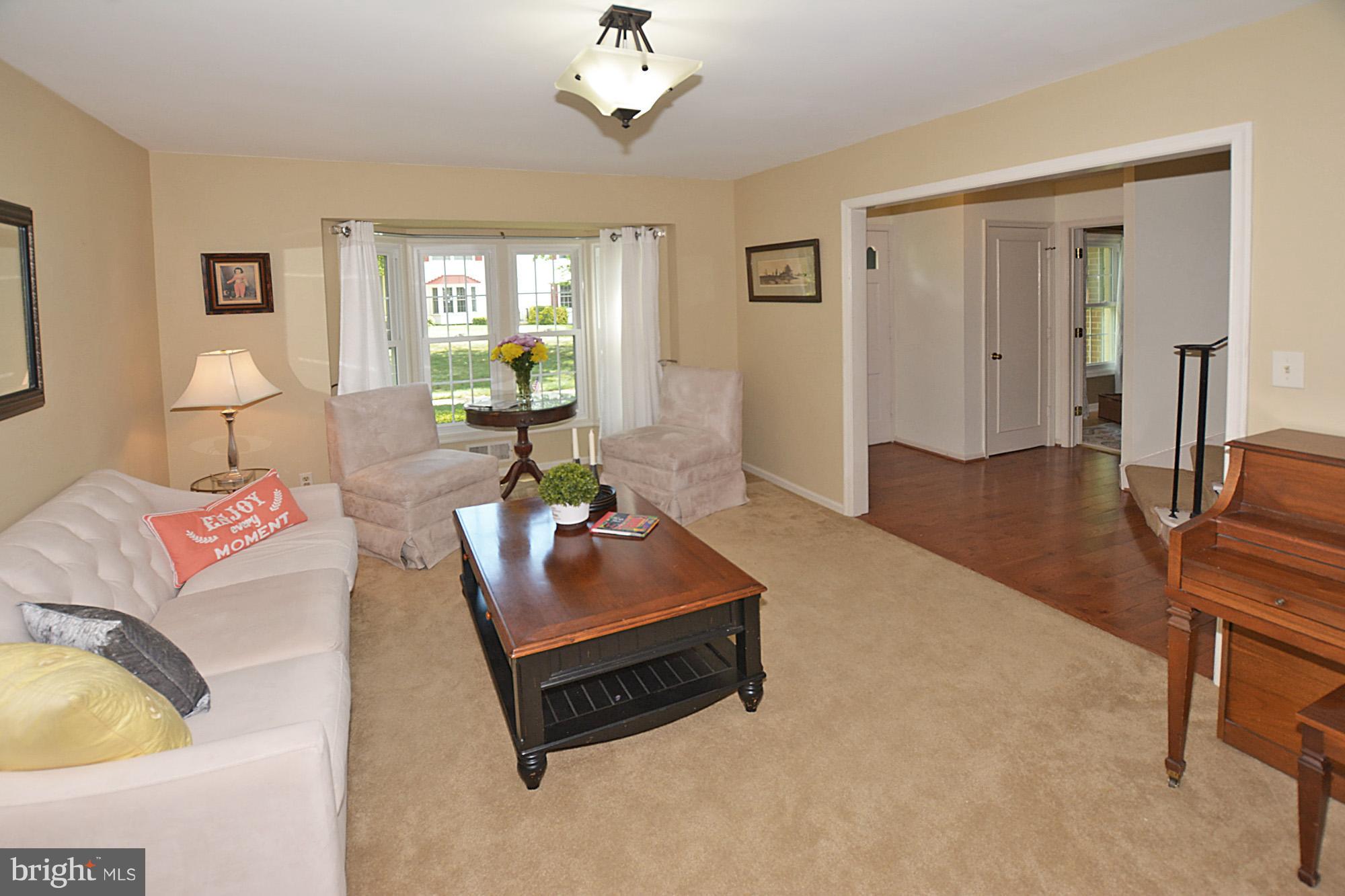 5952 Seabright Road Springfield, VA 22152 - Photo 4 of 30 Living Room