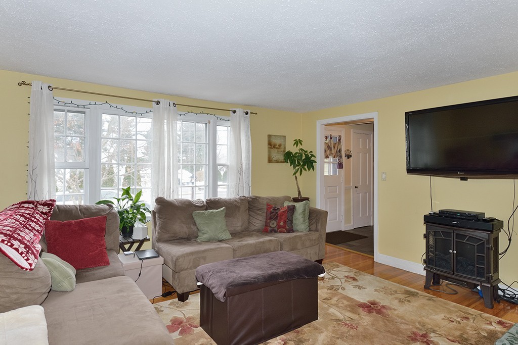80 Porter Road East Longmeadow, MA 01028 - Photo 4 of 24 Gallery Image 4