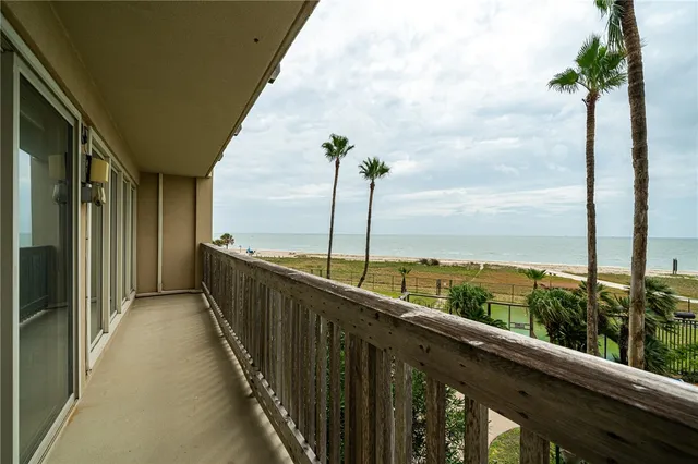 $1,950 | 4000 Surfside Boulevard, Unit 206, Corpus Christi, TX 78402
