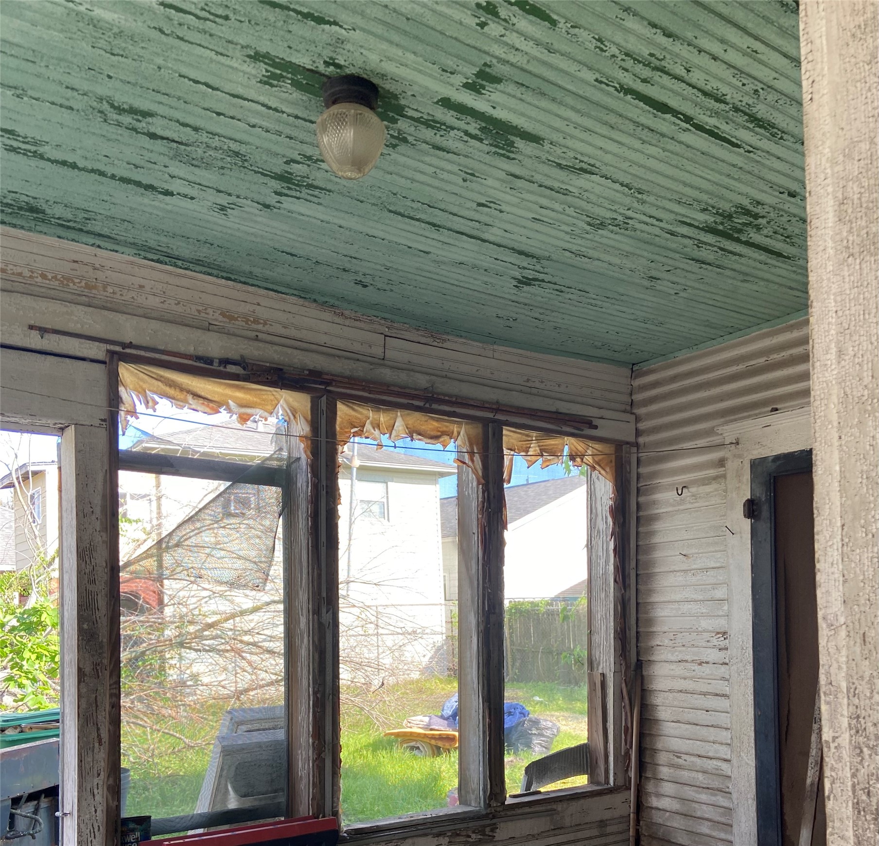 213 Hunt Street Houston, TX 77003 - Photo 15 of 16 Back Sunroom porch