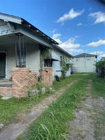 a front view of house with yard