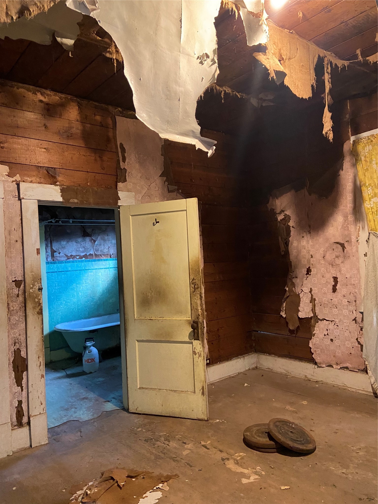 213 Hunt Street Houston, TX 77003 - Photo 8 of 16 Front bedroom to bathroom