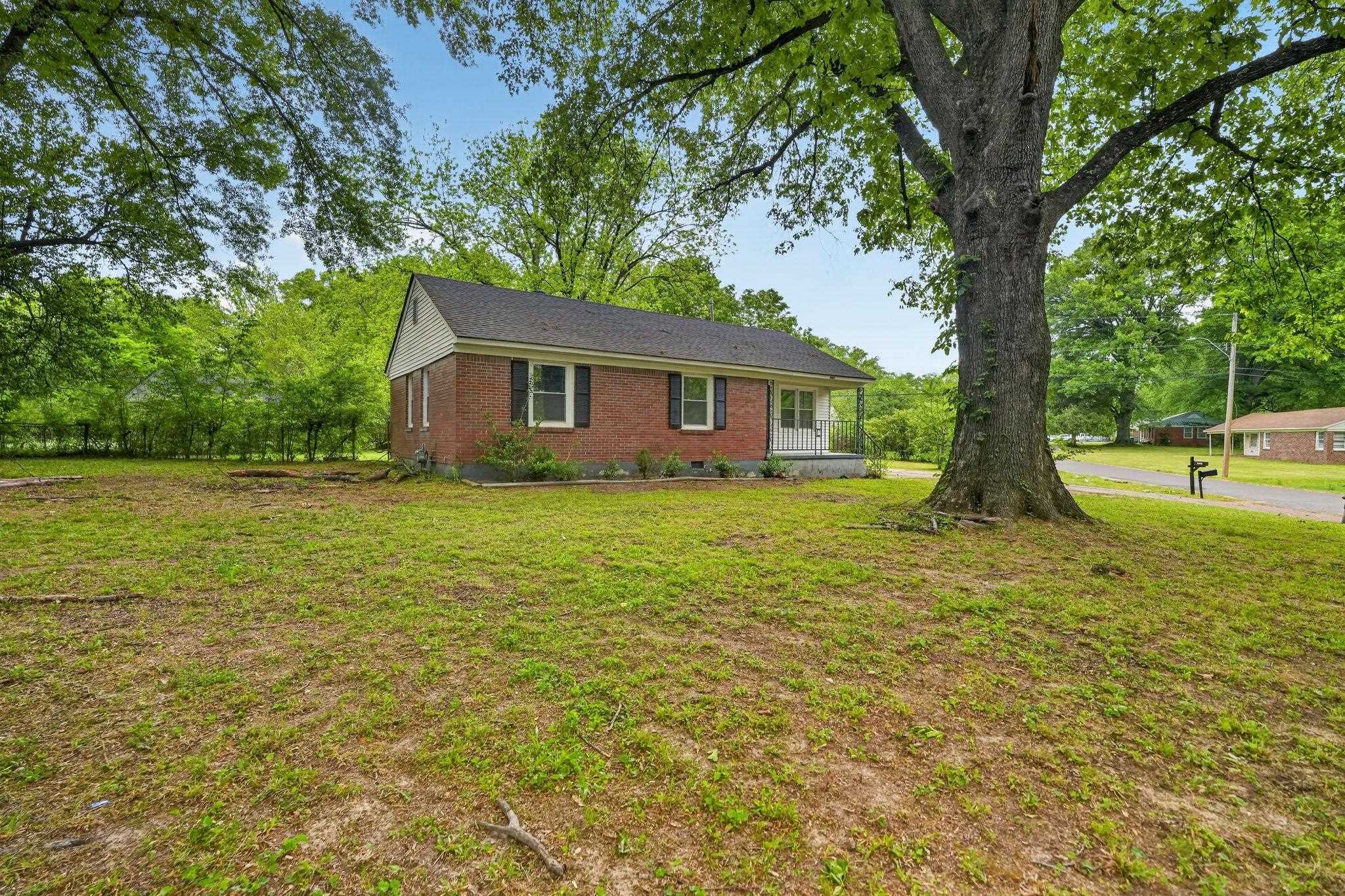 4067 Grantham Road Memphis, TN 38109 - Photo 2 of 34 Ranch-style home with brick siding, a front yard, and crawl space