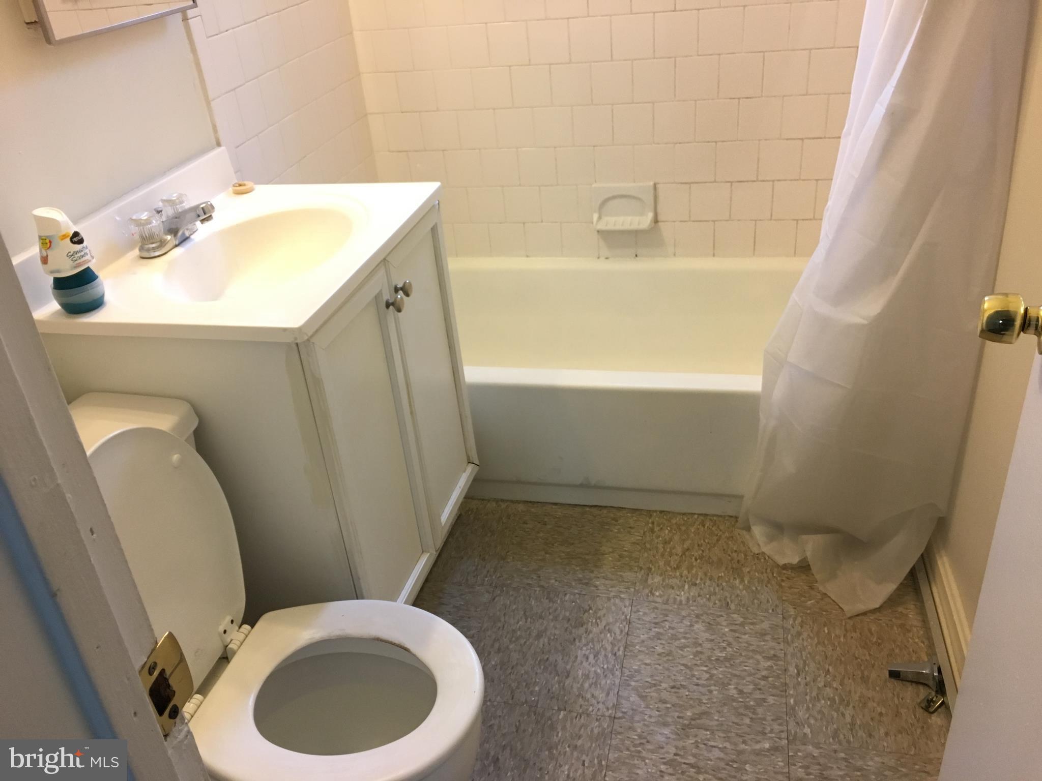 5025-5031 Sheriff Road Northeast Washington, DC 20019 - Photo 3 of 14 Bath