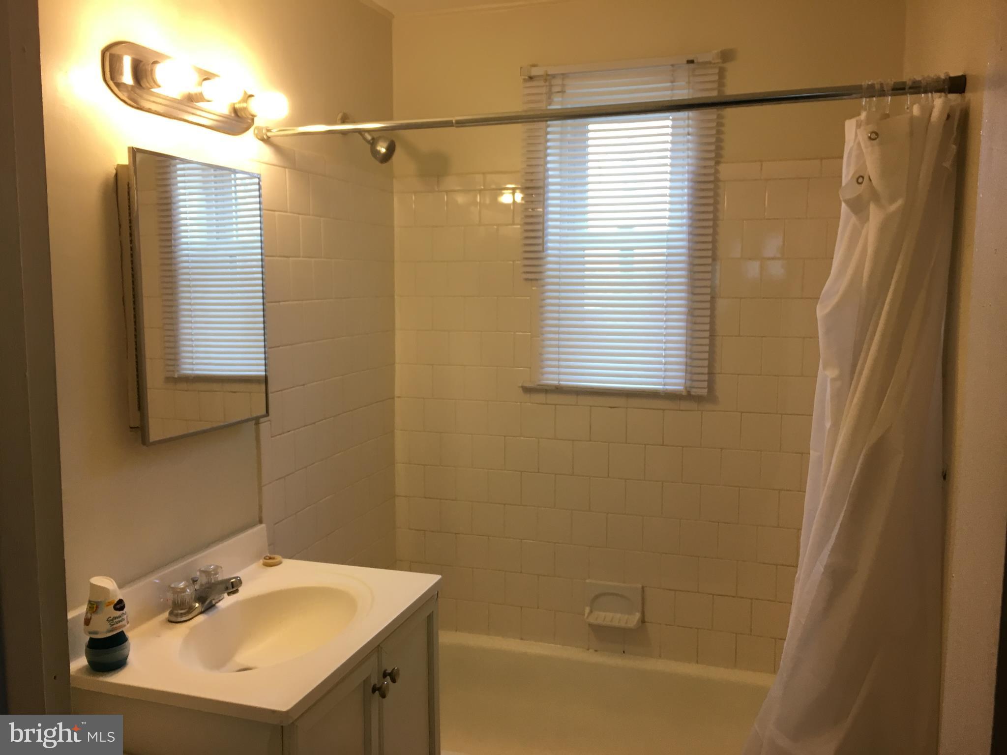 5025-5031 Sheriff Road Northeast Washington, DC 20019 - Photo 4 of 14 Bath