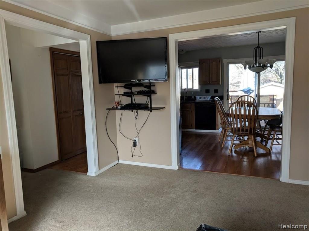 32151 Covington Road Rockwood, MI 48173 - Photo 22 of 30 LIVING TO DINING.jpg