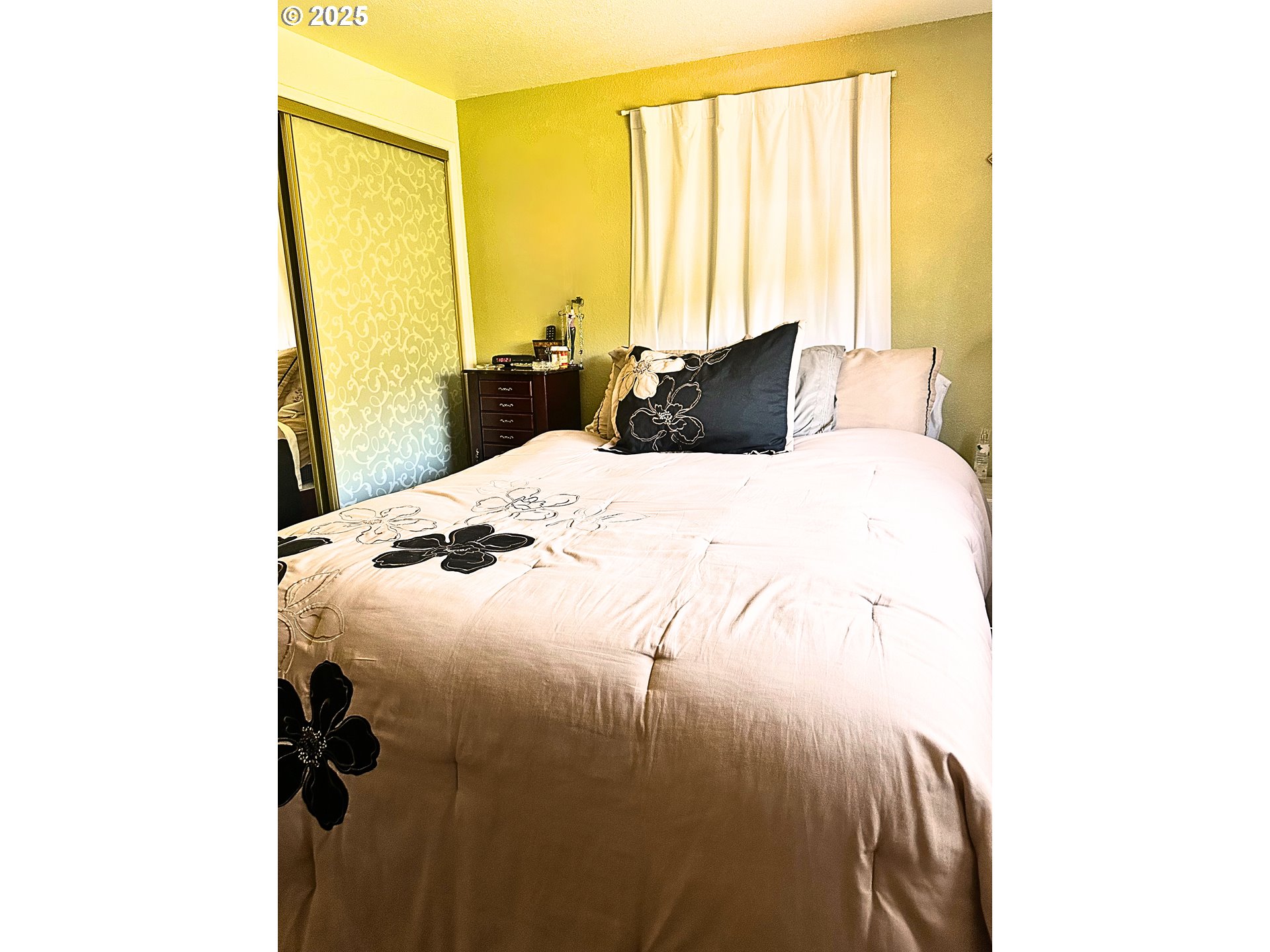 1600 Rhododendron Drive, Unit 218 Florence, OR 97439 - Photo 17 of 40 a bedroom with a bed and a window