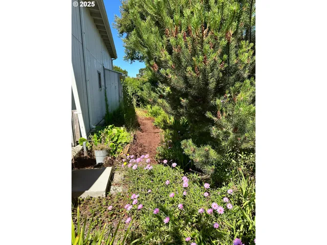 $268,000 | 1600 Rhododendron Drive, Unit 218, Florence, OR 97439